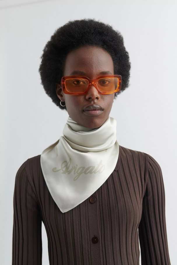 Signatur Silkeskjerf Axel Arigato Kokosmelk Mandelmelk