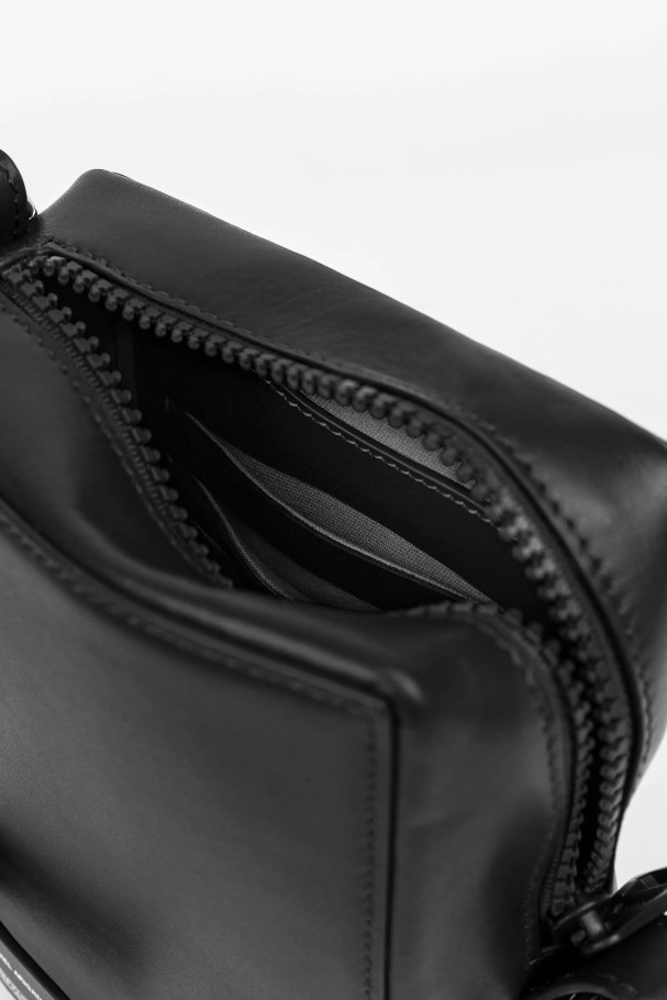 Kubisk Skinnveske Svart Axel Arigato