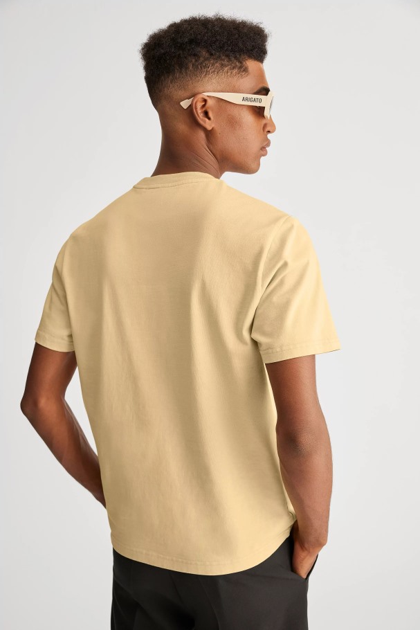 Focus Logo T-skjorte Naturlig Gul Axel Arigato