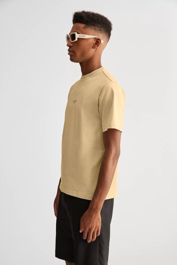 Focus Logo T-skjorte Naturlig Gul Axel Arigato