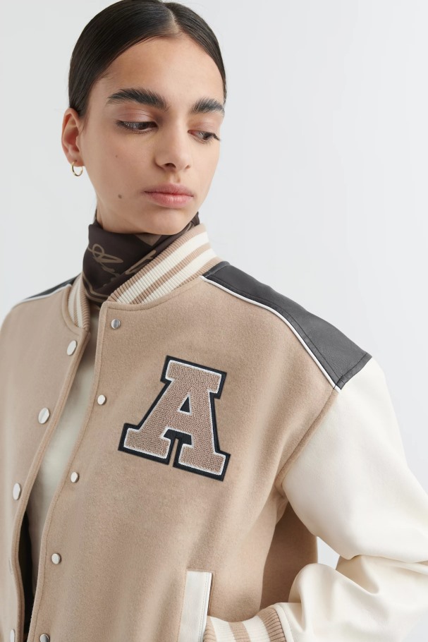 Eføy Varsity Jakke Blek Beige Svart Axel Arigato