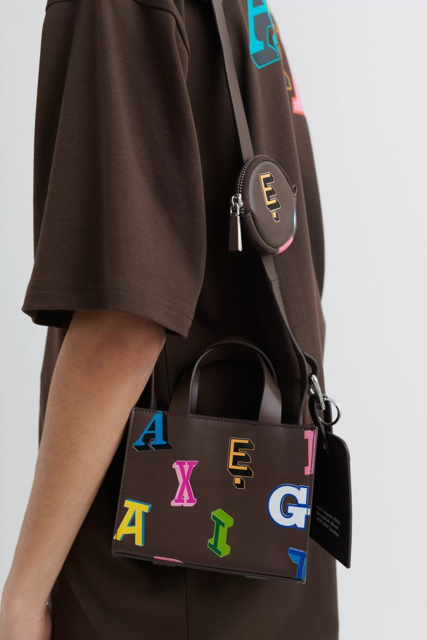egenskap_monogram_skinnveske_morkebrun_axel_arigato.jpg Egenskap Monogram Skinnveske Mørkebrun Axel Arigato - Bilde 1