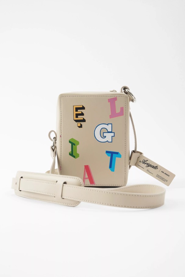 kubisk_monogram_skinnveske_axel_arigato_blek_beige.jpg Kubisk Monogram Skinnveske Axel Arigato Blek Beige - Bilde 1