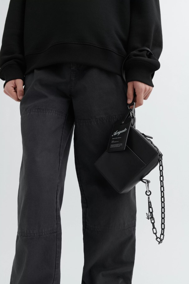 kubisk_skinnveske_svart_axel_arigato.jpg Kubisk Skinnveske Svart Axel Arigato - Bilde 1