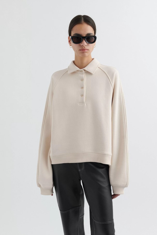 sondag_polo_genser_blek_beige_axel_arigato.jpg Søndag Polo Genser Blek Beige Axel Arigato - Bilde 1