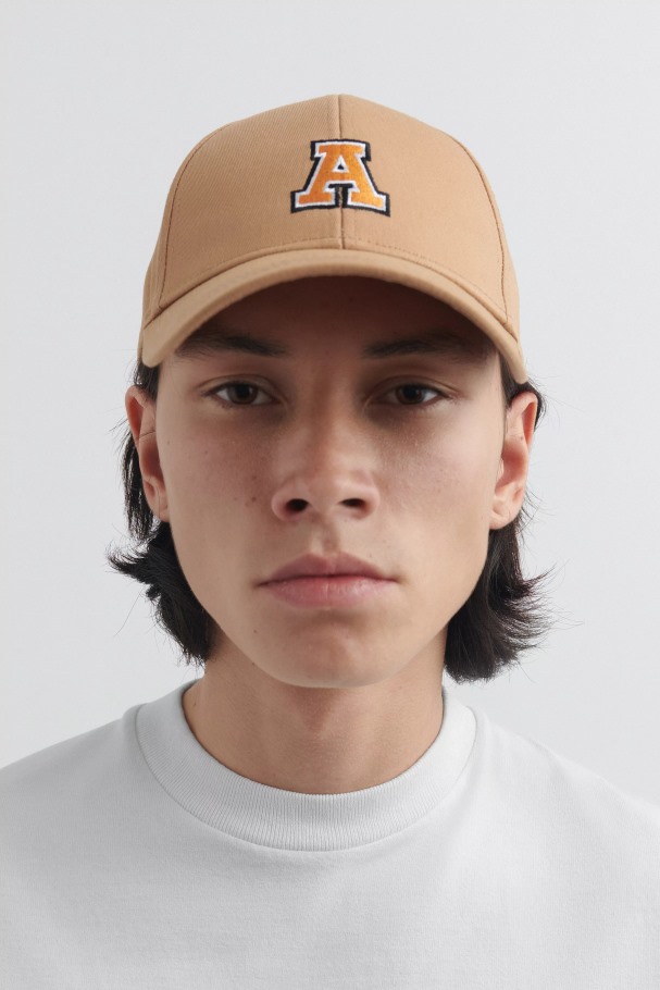 varsity_cap_axel_arigato_kamel.jpg Varsity Cap Axel Arigato Kamel - Bilde 1